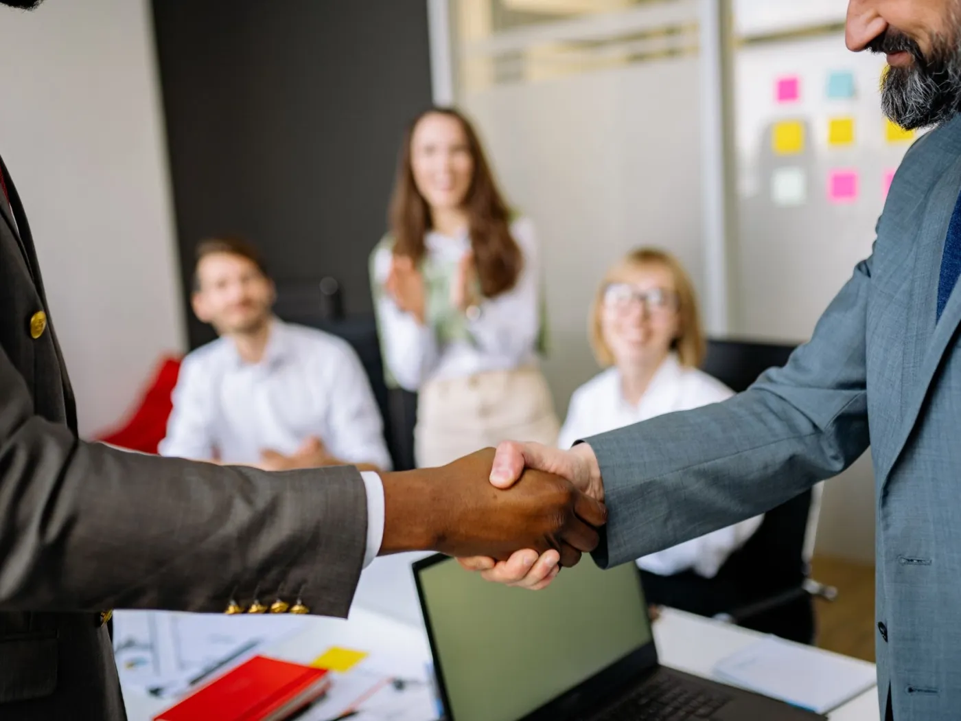 Reunión de trabajo en una oficina