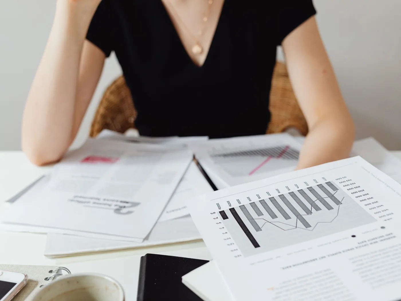 Escritorio con documentos de trabajo